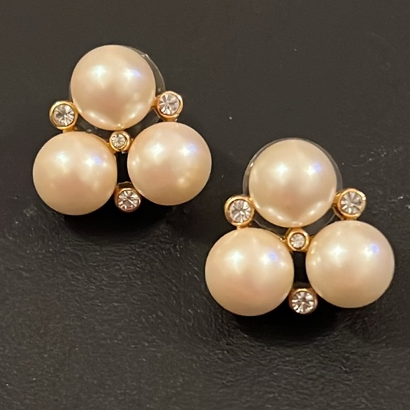 Elegant Glass Pearl & Crystal Cluster Stud Earrings - Picture 4 of 8